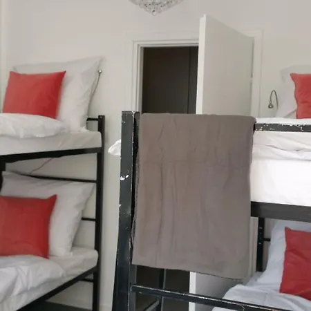 Warsaw City Center Rooms Hostal *